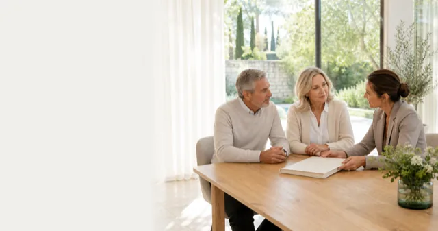 Un couple étudie son assurance-vie avec une conseillère patrimoniale